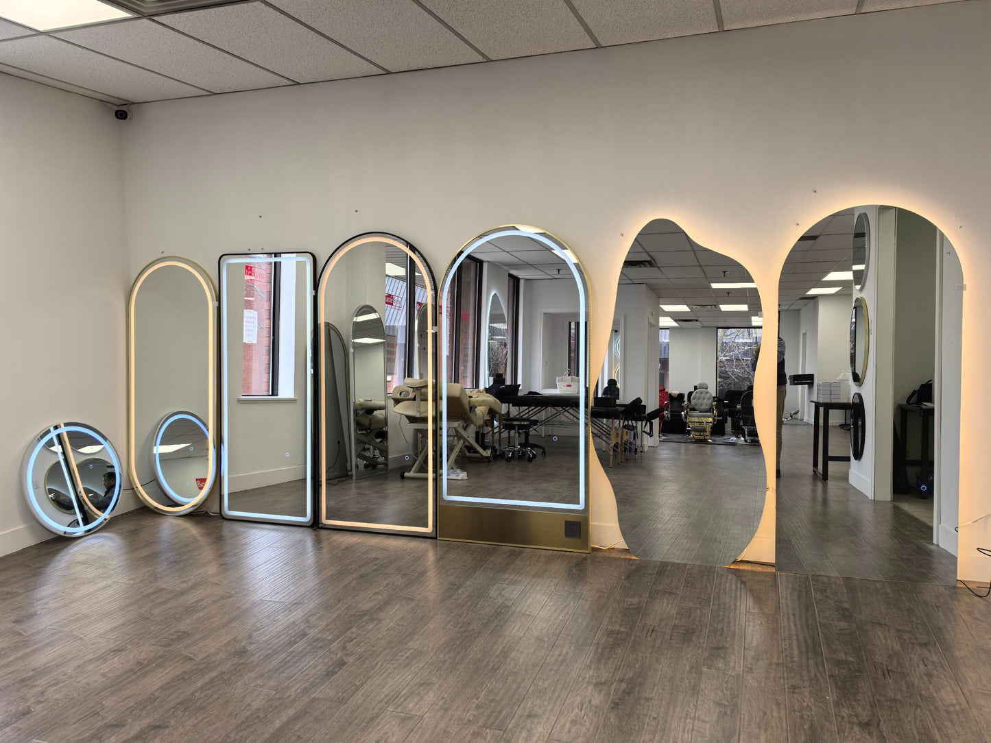 BeautéSync Cloud-Shaped Frameless Backlit LED Mirror – HD Glass, Modern Irregular Design for Luxury Salons