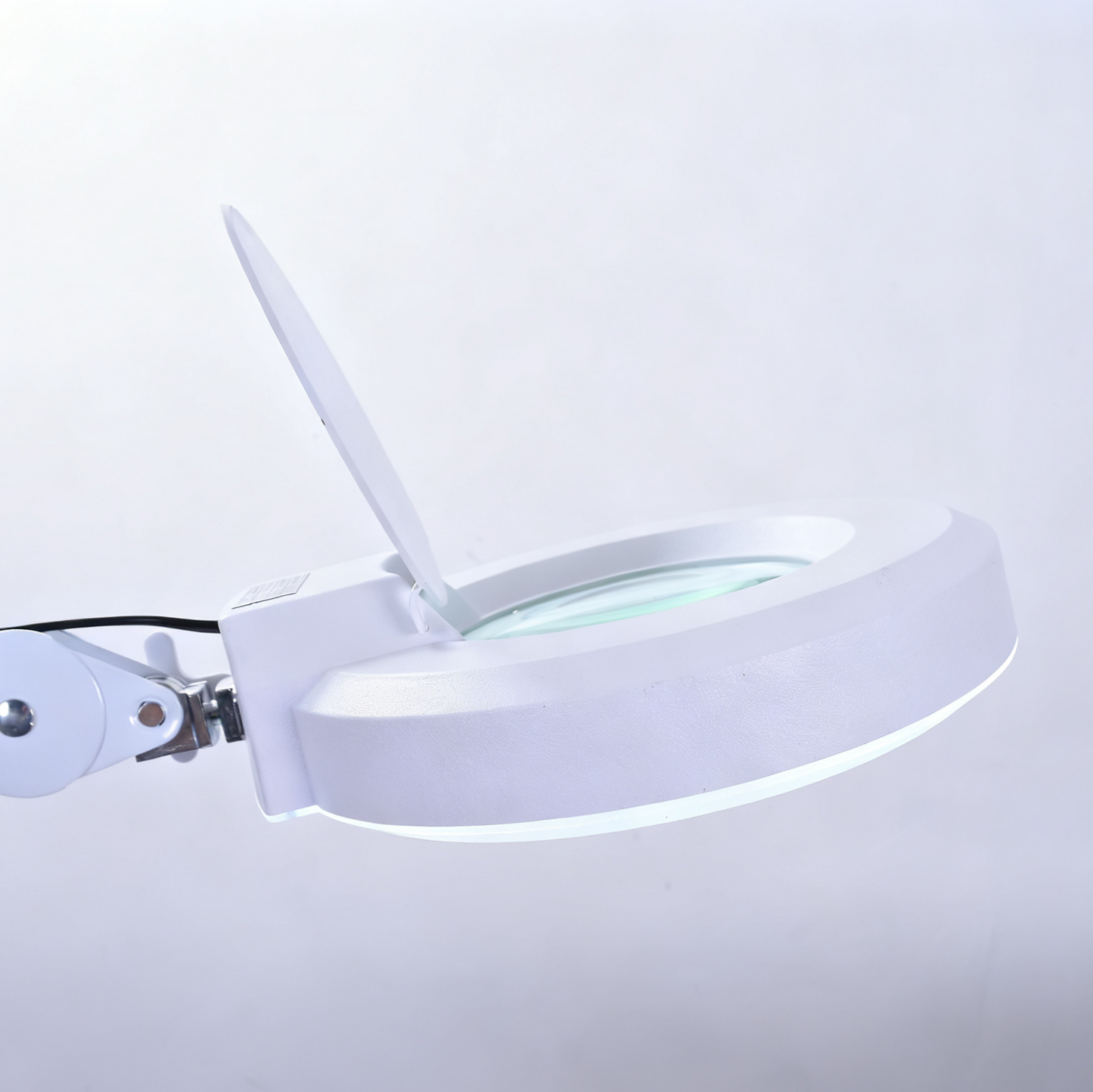 BeautéSync® LED Magnifying Lamp head detail with LED light ring and 5x magnifying lens