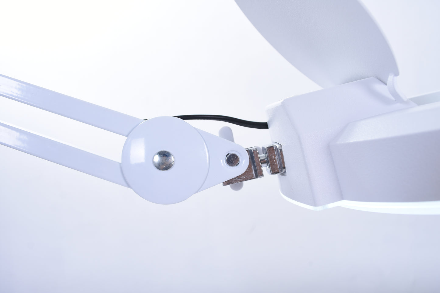 BeautéSync® LED Magnifying Lamp Clamp