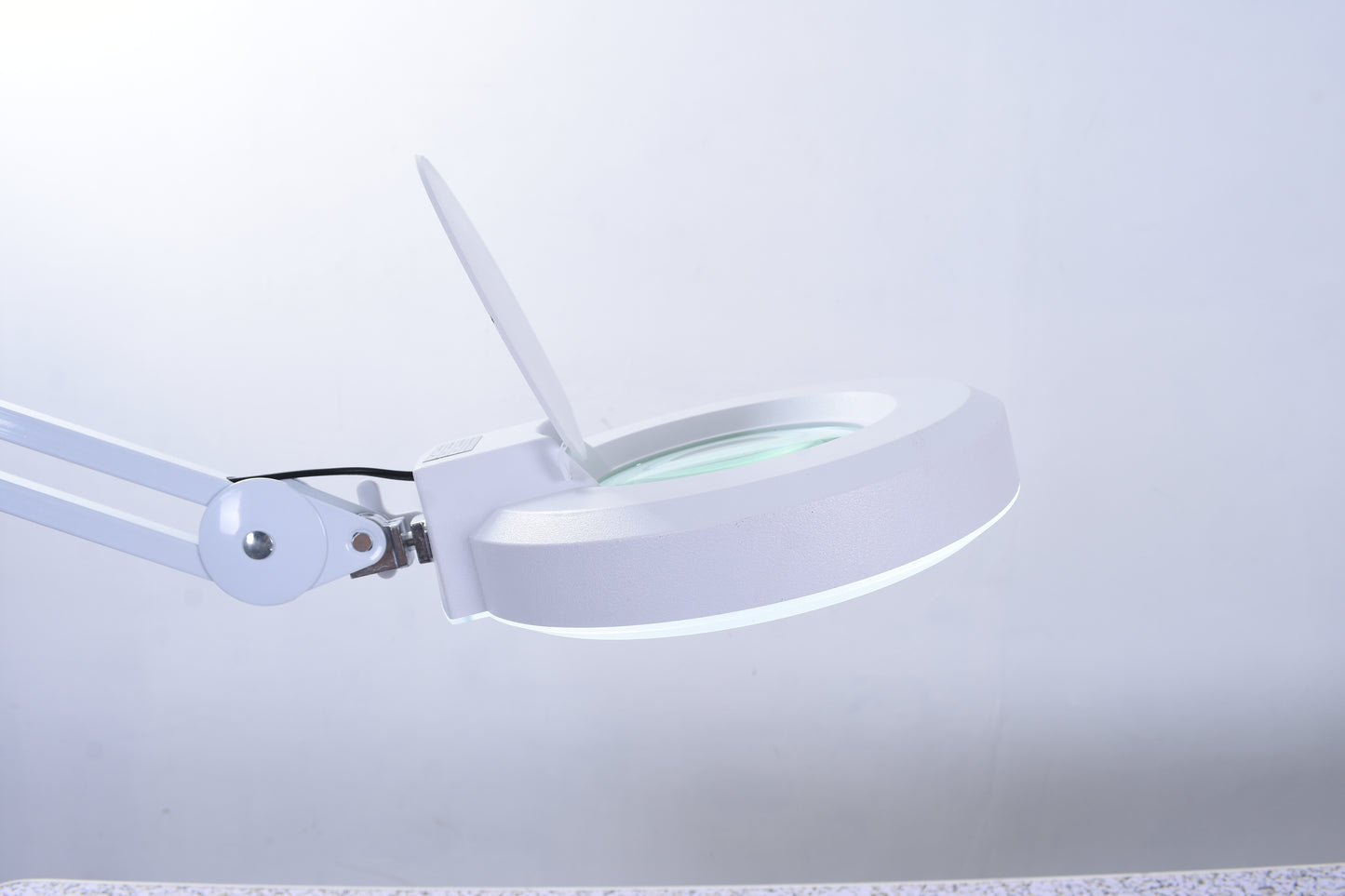 BeautéSync® LED Magnifying Lamp Clamp