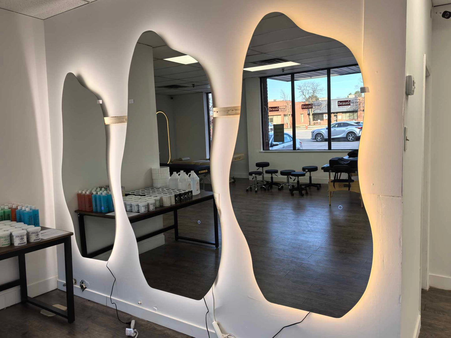 BeautéSync Cloud-Shaped Frameless Backlit LED Mirror – HD Glass, Modern Irregular Design for Luxury Salons