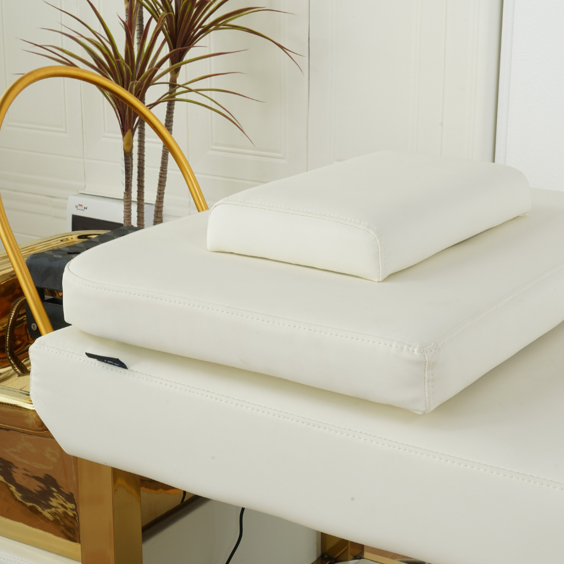 BeautéSync® Head Spa Shampoo Bed headrest detail view – close-up of ergonomic PU leather pillow for client comfort during shampoo and spa treatments