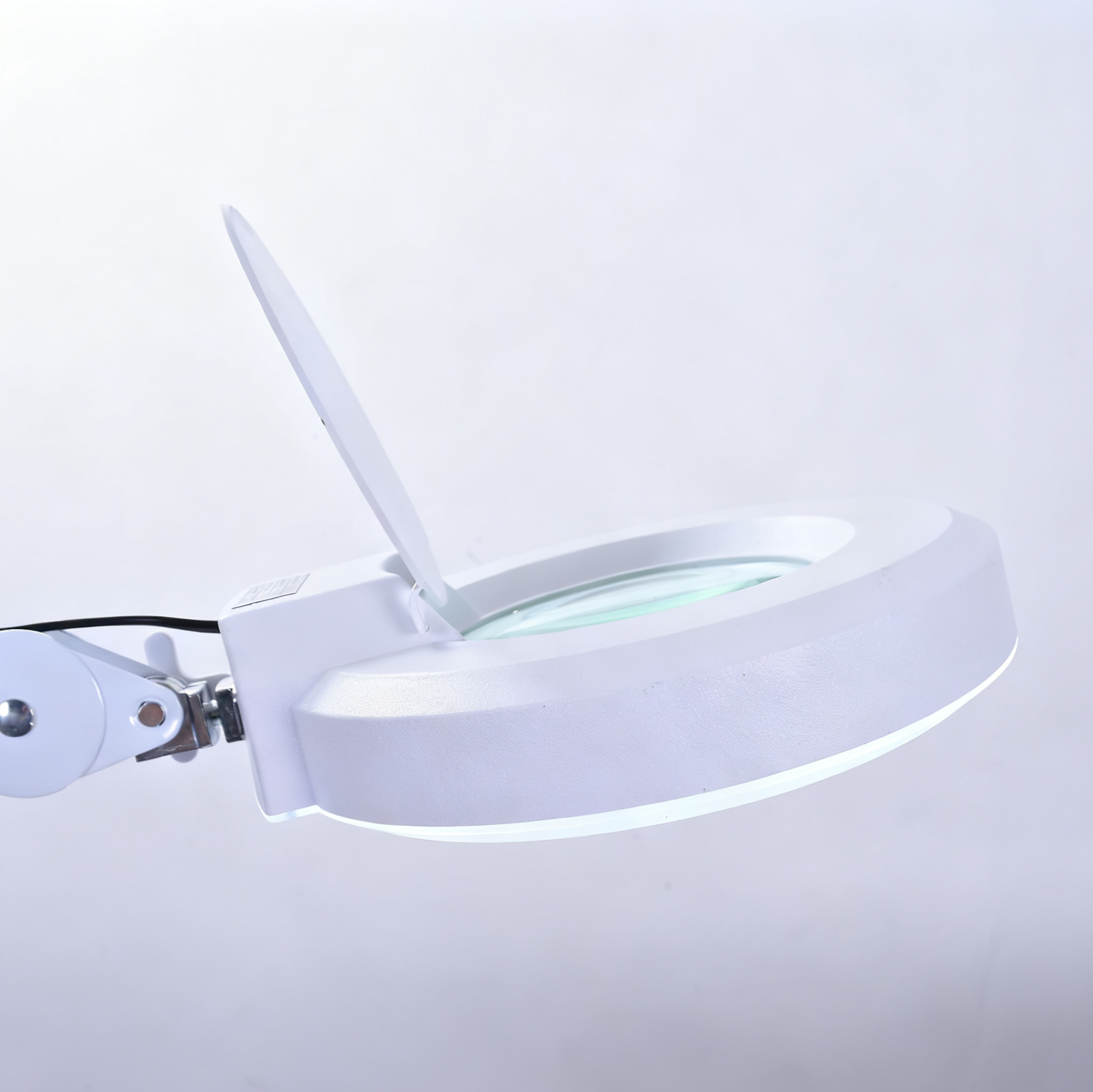 BeautéSync® LED Magnifying Lamp head detail with LED light ring and 5x magnifying lens